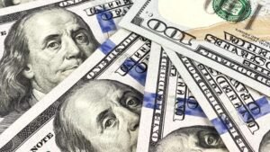 Dollar stays strong, political uncertainty saps euro
